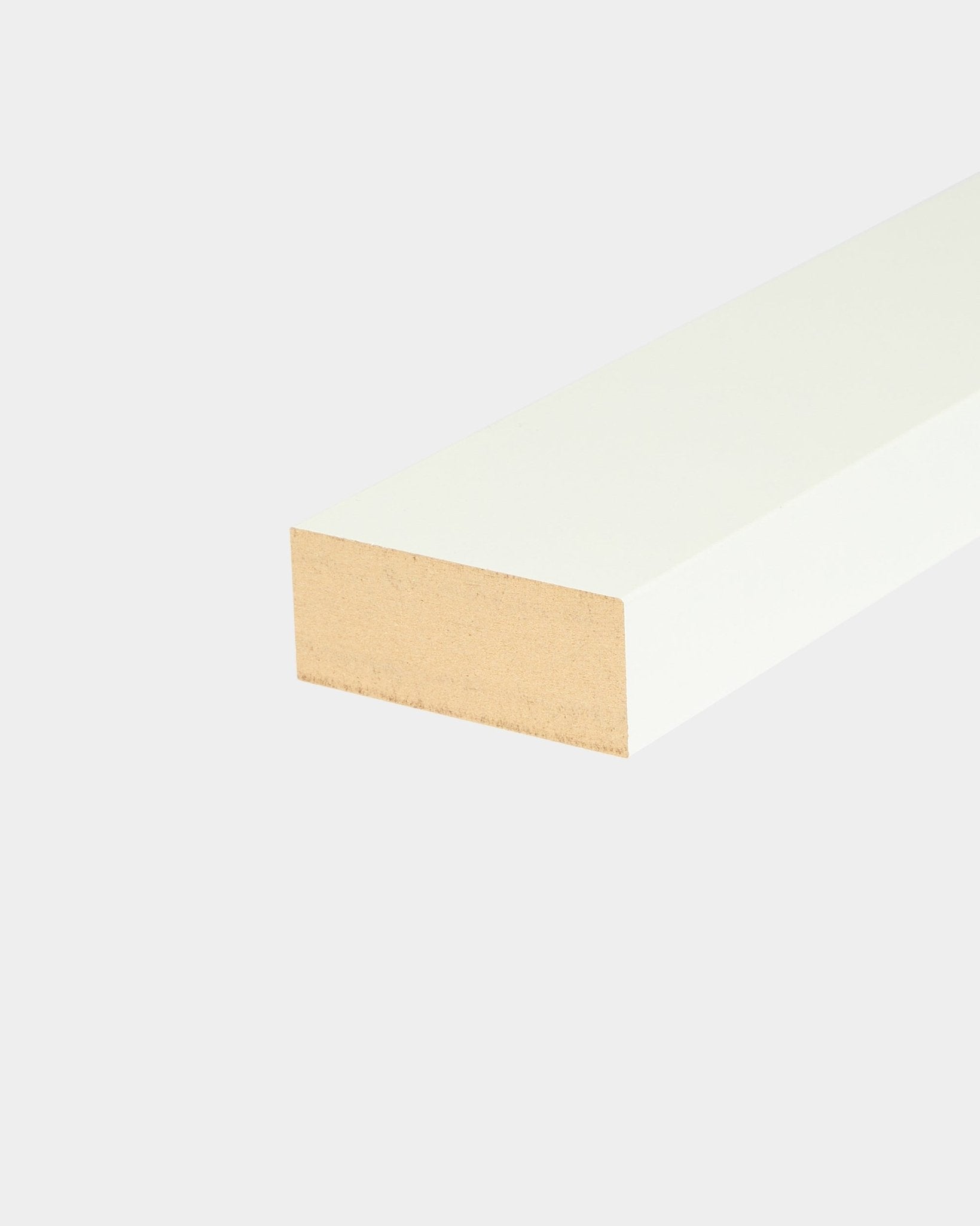 WoodUpp Akupanel Endlamelle in Snow, 6,7 cm breites weißes Holz mit natürlicher Kante, entwickelt für den Abschluss von MDF-Rahmen oder Akustikpaneel-Wandinstallationen.